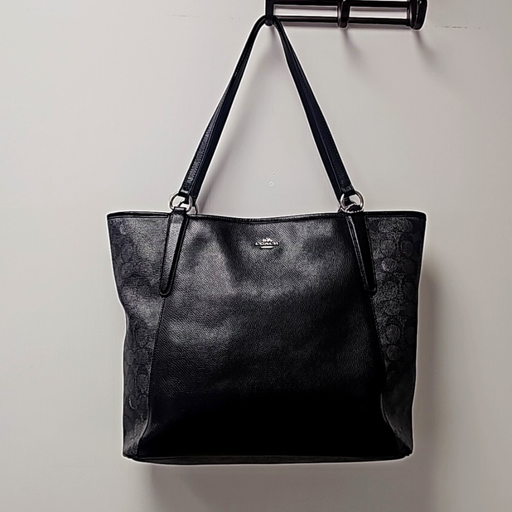 COACH BAG (GENTLY USED)